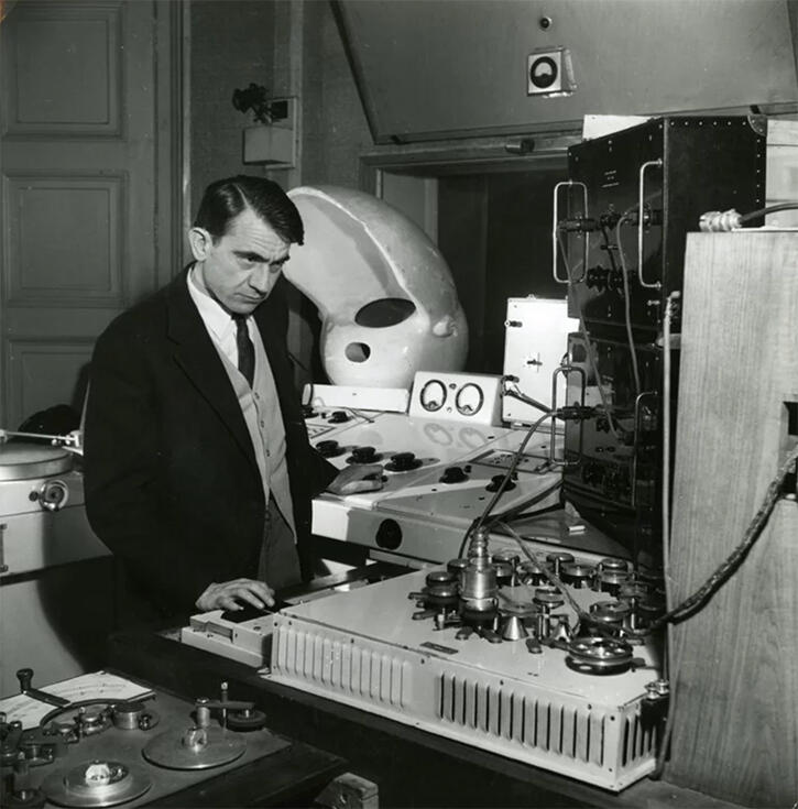 Photo of Pierre Schaeffer manipulating the Phonogene